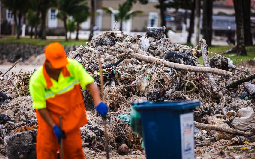 Prefeitura de Maceió retira mais de 120t de lixo da Foz do Salgadinho