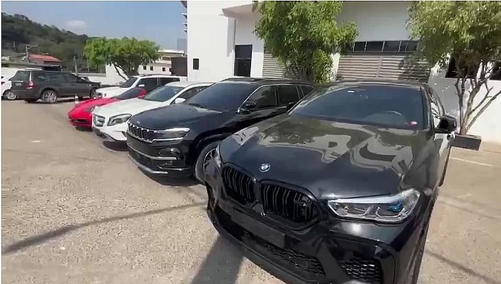 Polícia apreende 9 carros de luxo, jet-ski e R$ 79 mil em operação contra rifas ilegais na internet