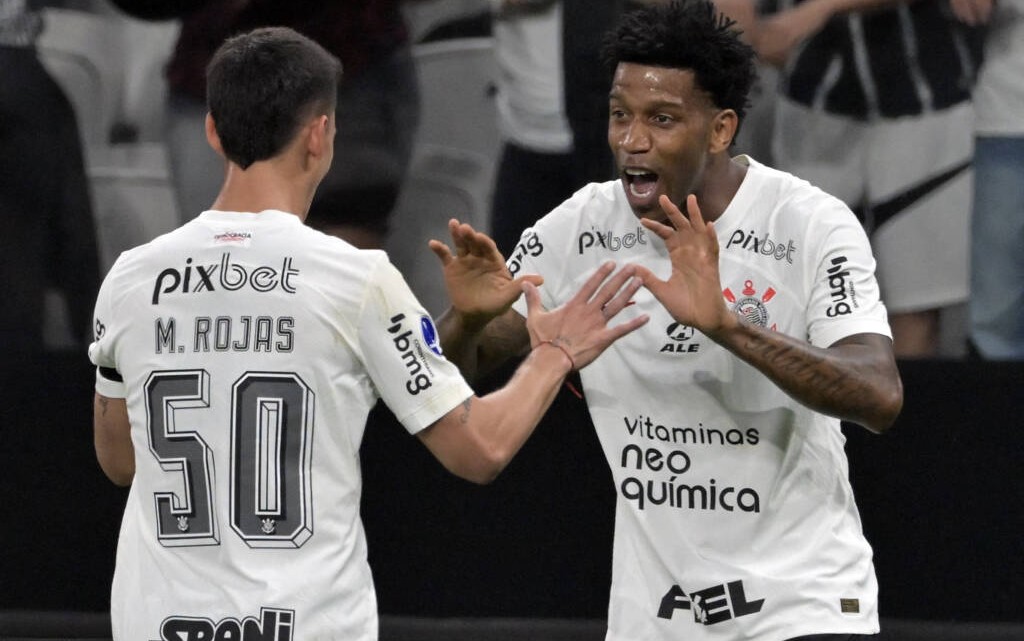 Corinthians vence Estudiantes e larga na frente nas quartas de final